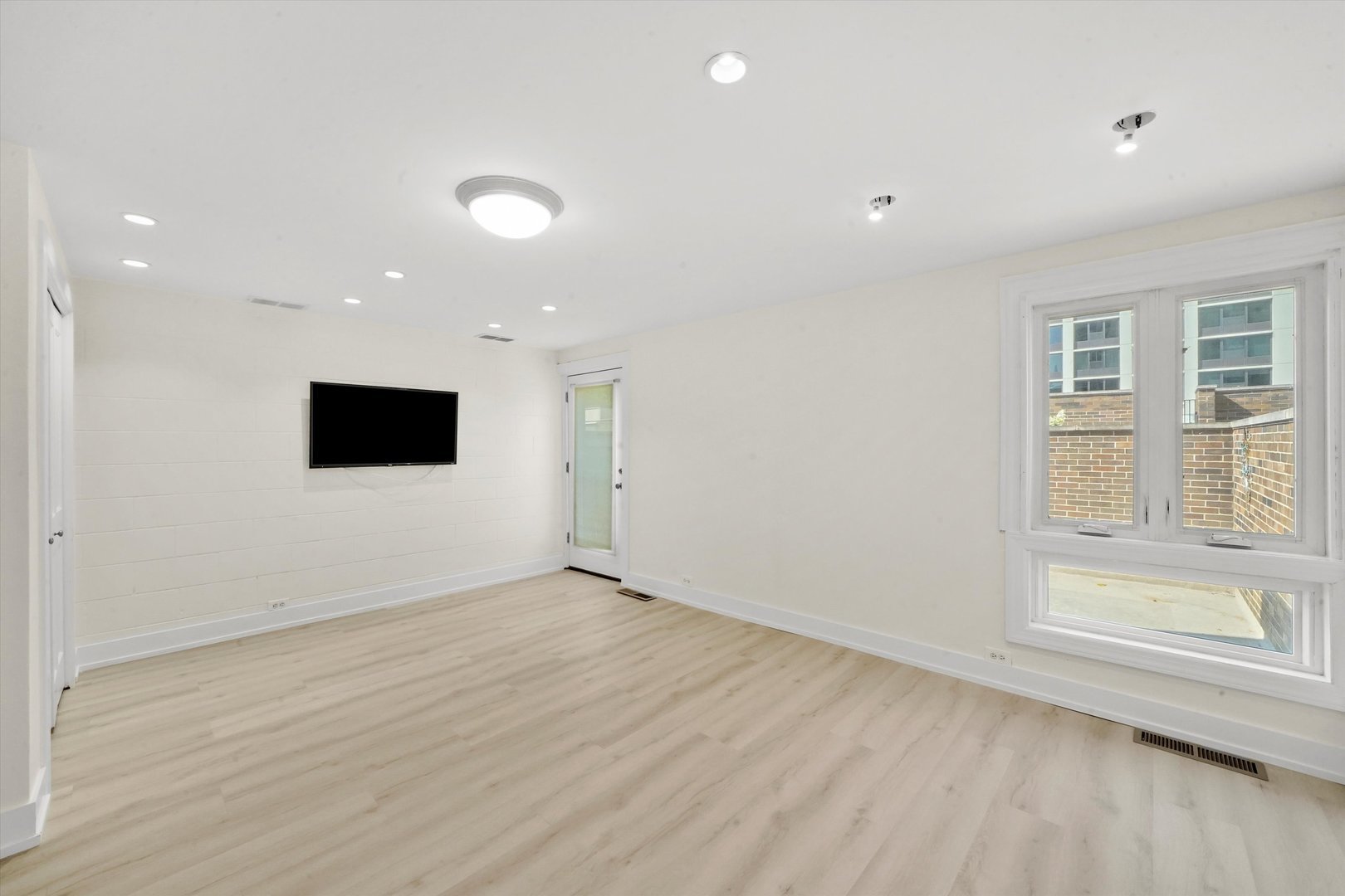 1533 N Sandburg Terrace Unit: 0