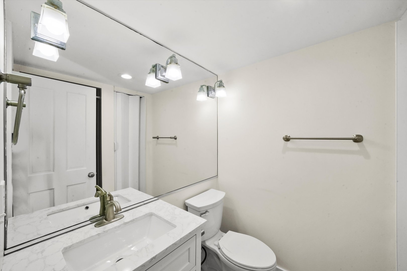 1533 N Sandburg Terrace Unit: 0