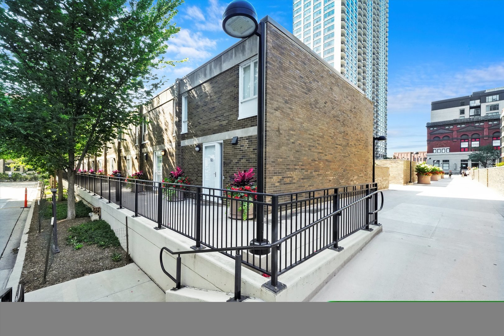 1533 N Sandburg Terrace Unit: 0