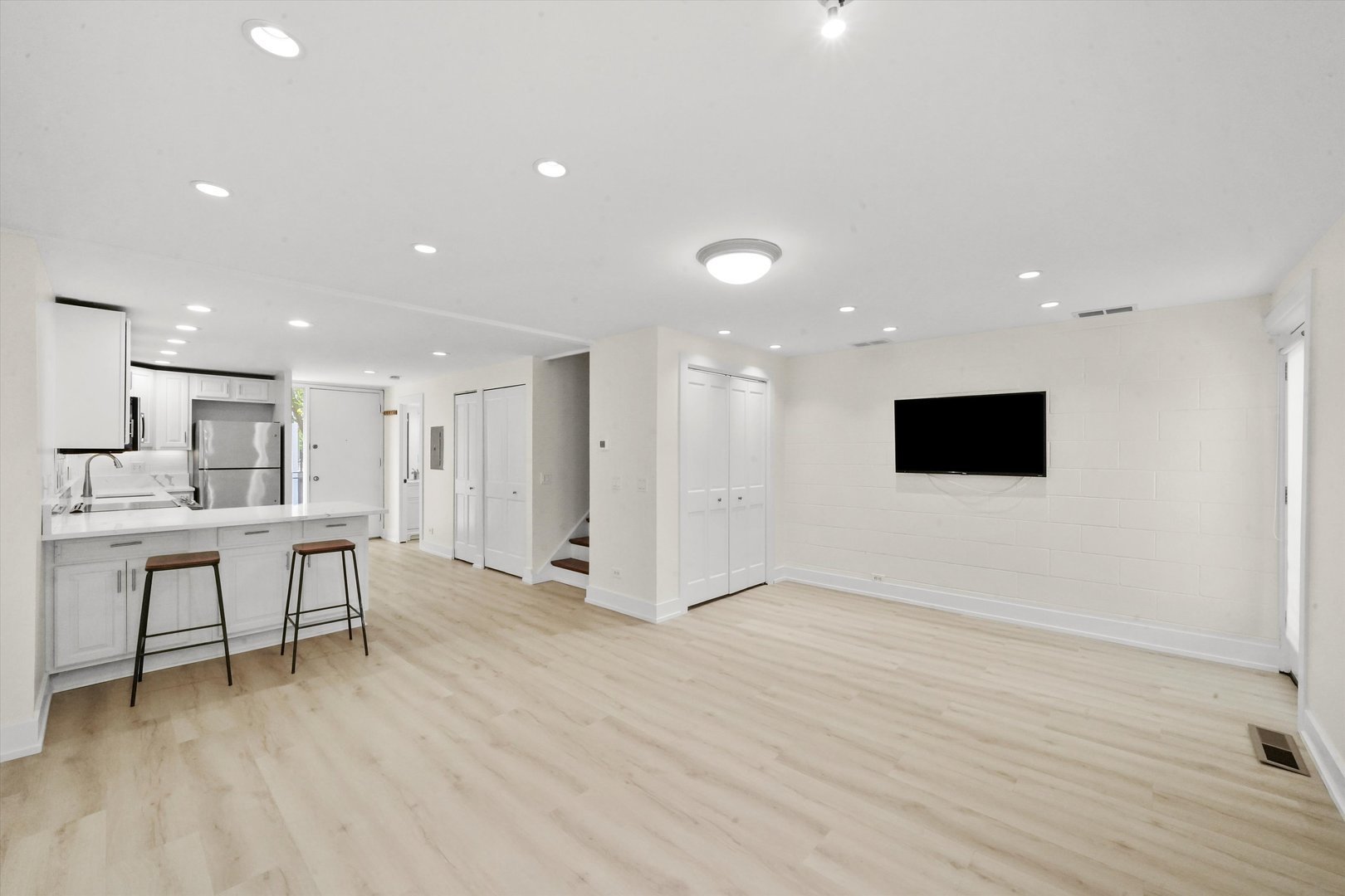 1533 N Sandburg Terrace Unit: 0