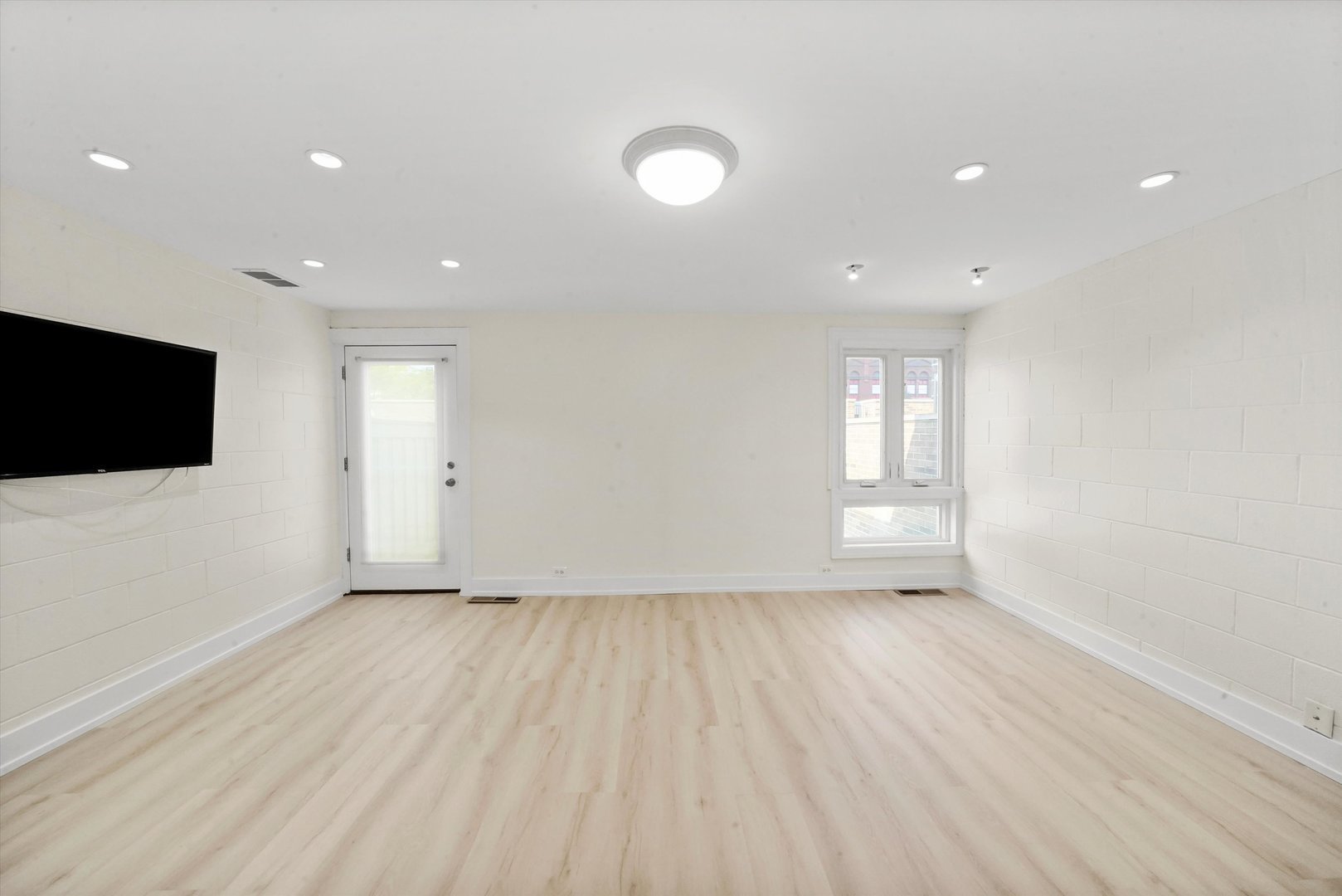 1533 N Sandburg Terrace Unit: 0