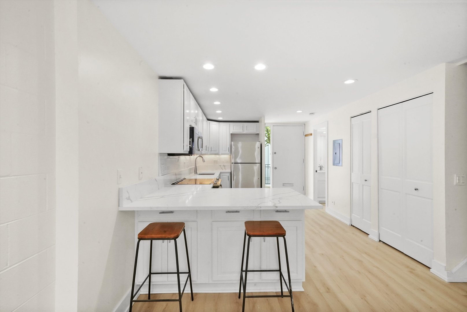 1533 N Sandburg Terrace Unit: 0