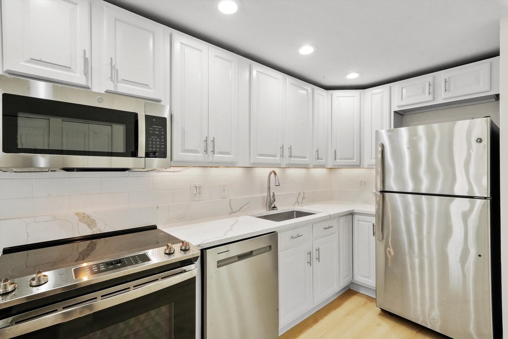 1533 N Sandburg Terrace Unit: 0