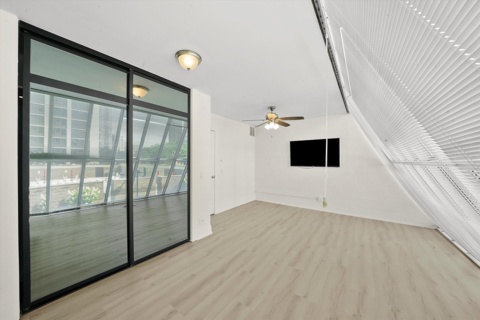 1533 N Sandburg Terrace Unit: 0