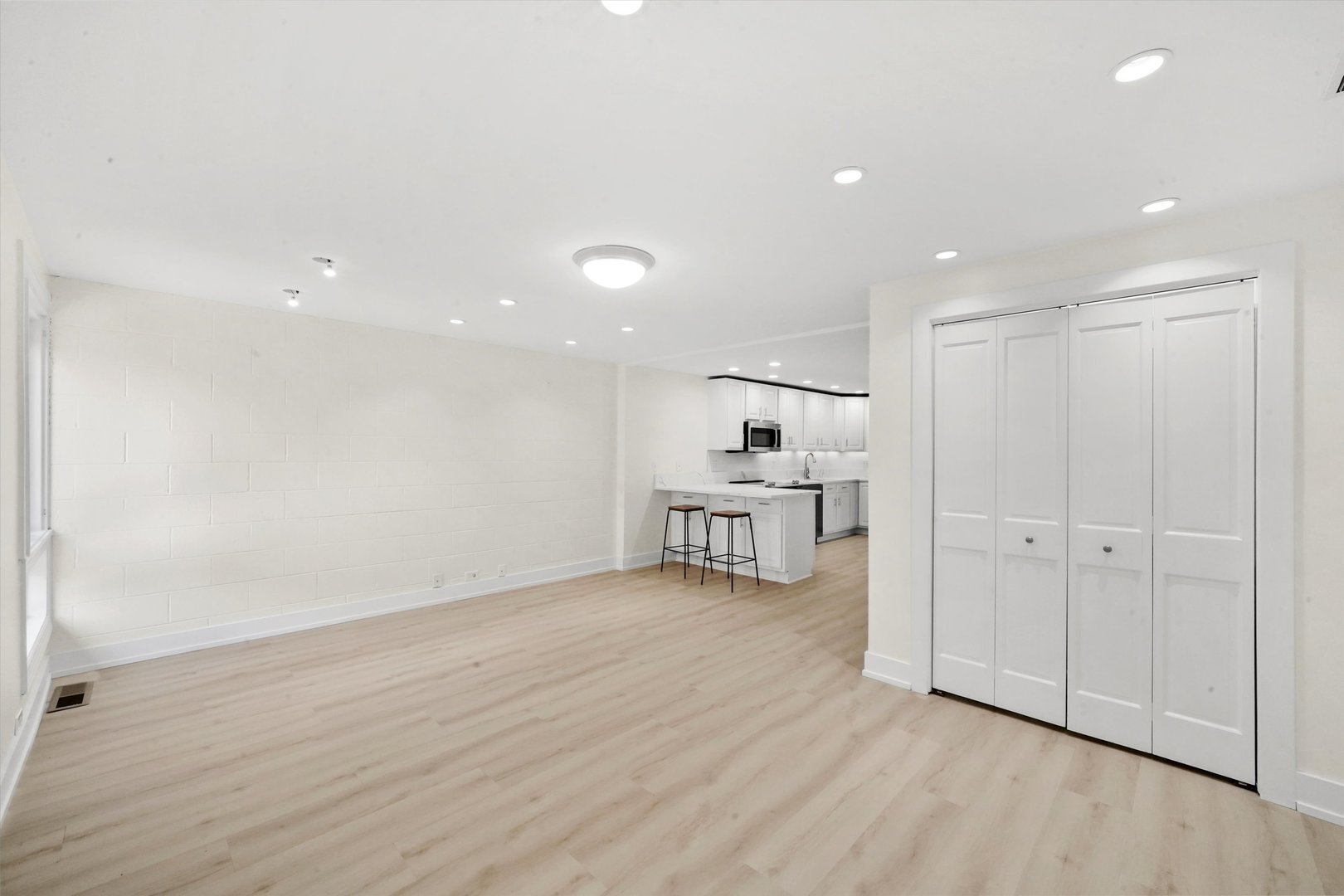 1533 N Sandburg Terrace Unit: 0