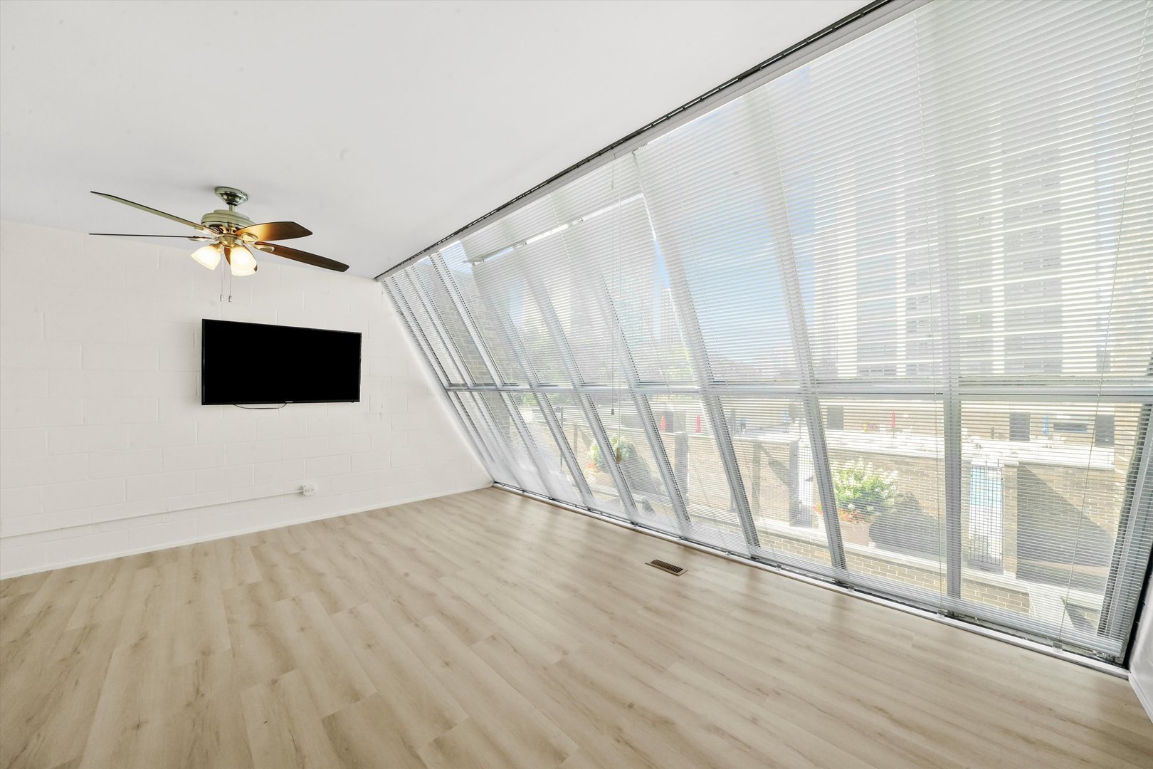 1533 N Sandburg Terrace Unit: 0