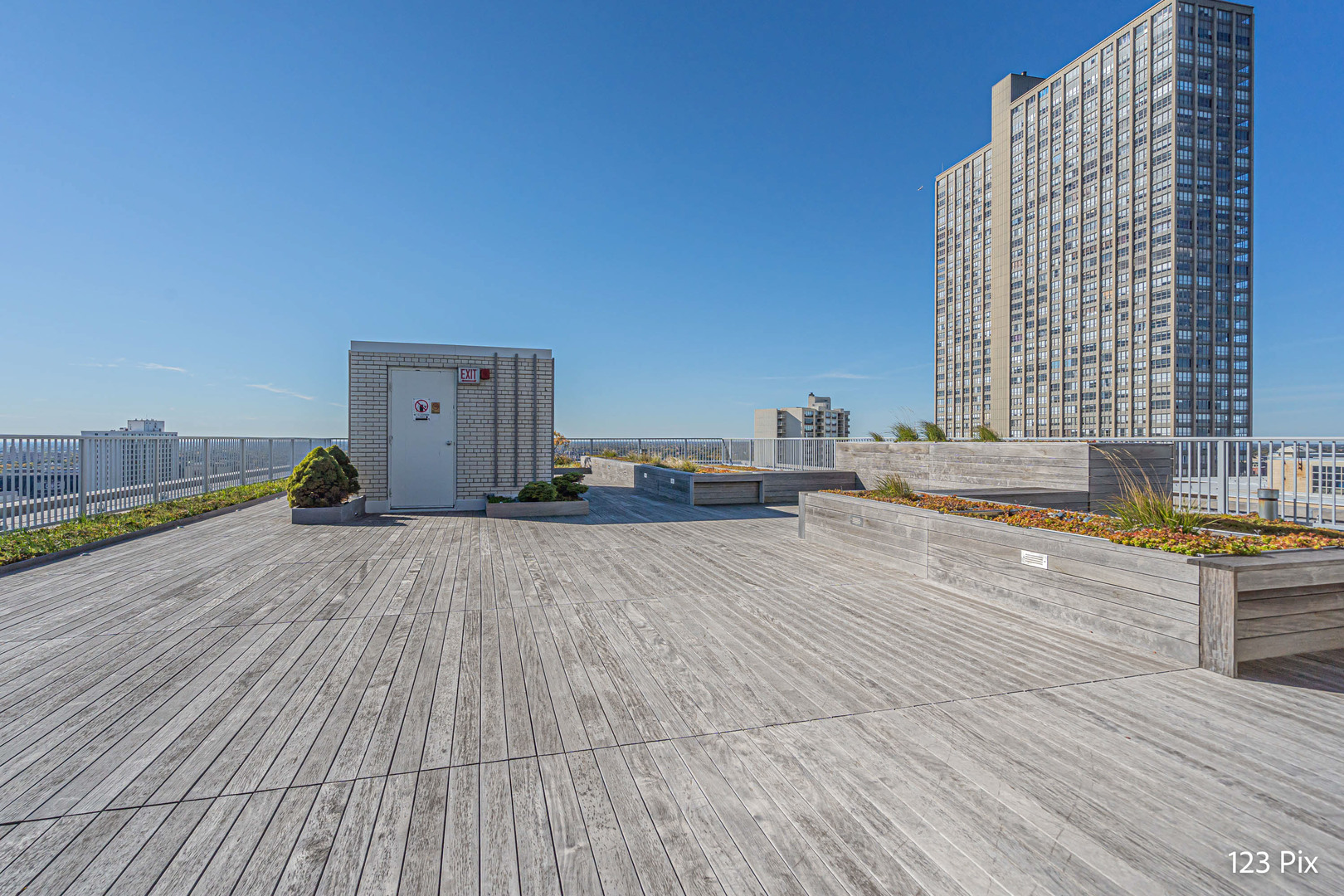 3900 N Lake Shore Drive Unit: 6J