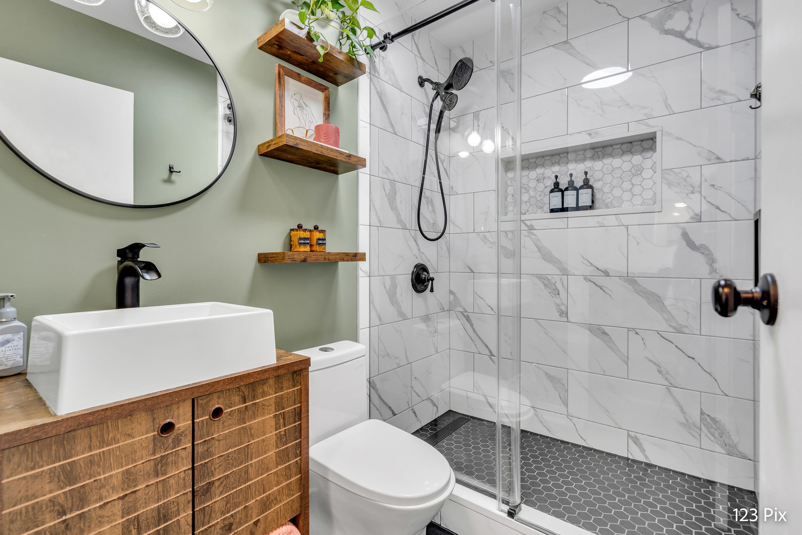 3900 N Lake Shore Drive Unit: 6J