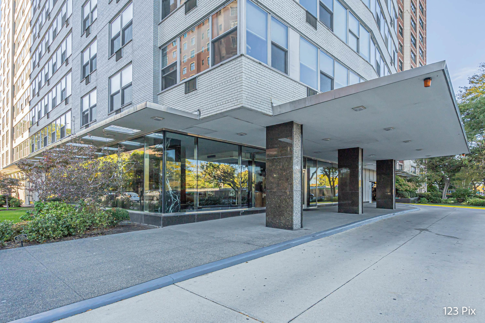 3900 N Lake Shore Drive Unit: 6J
