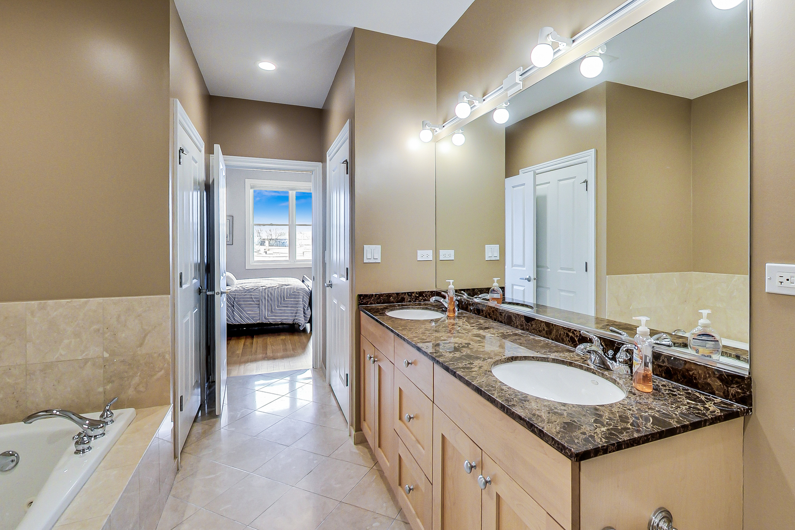 4700 N Western Avenue Unit: 3A