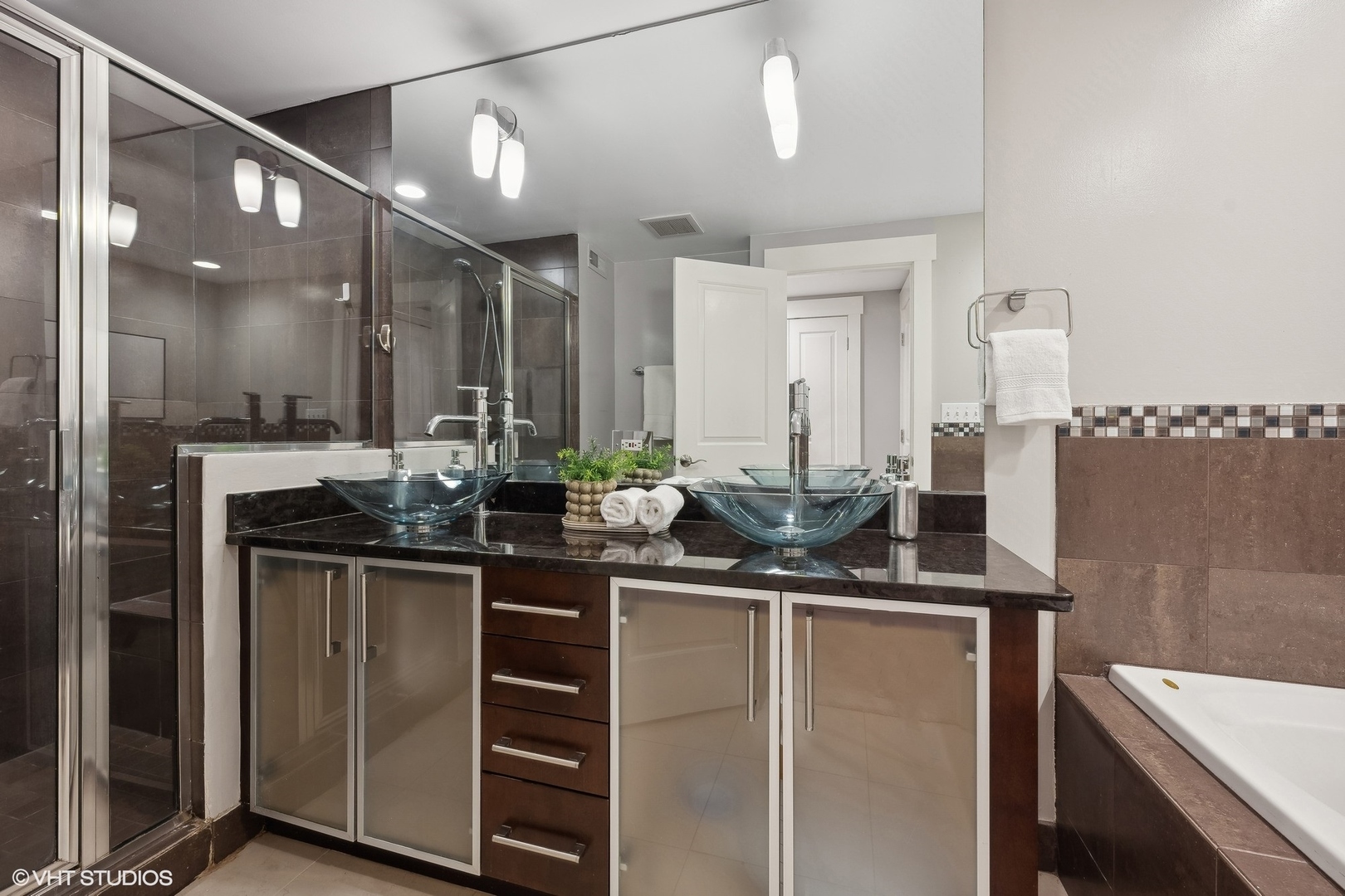 1040 N Paulina Street Unit: 1F