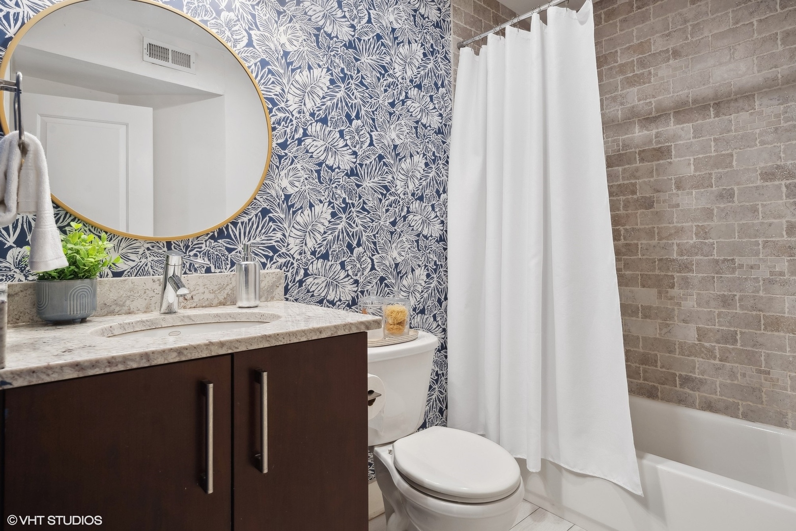 1040 N Paulina Street Unit: 1F