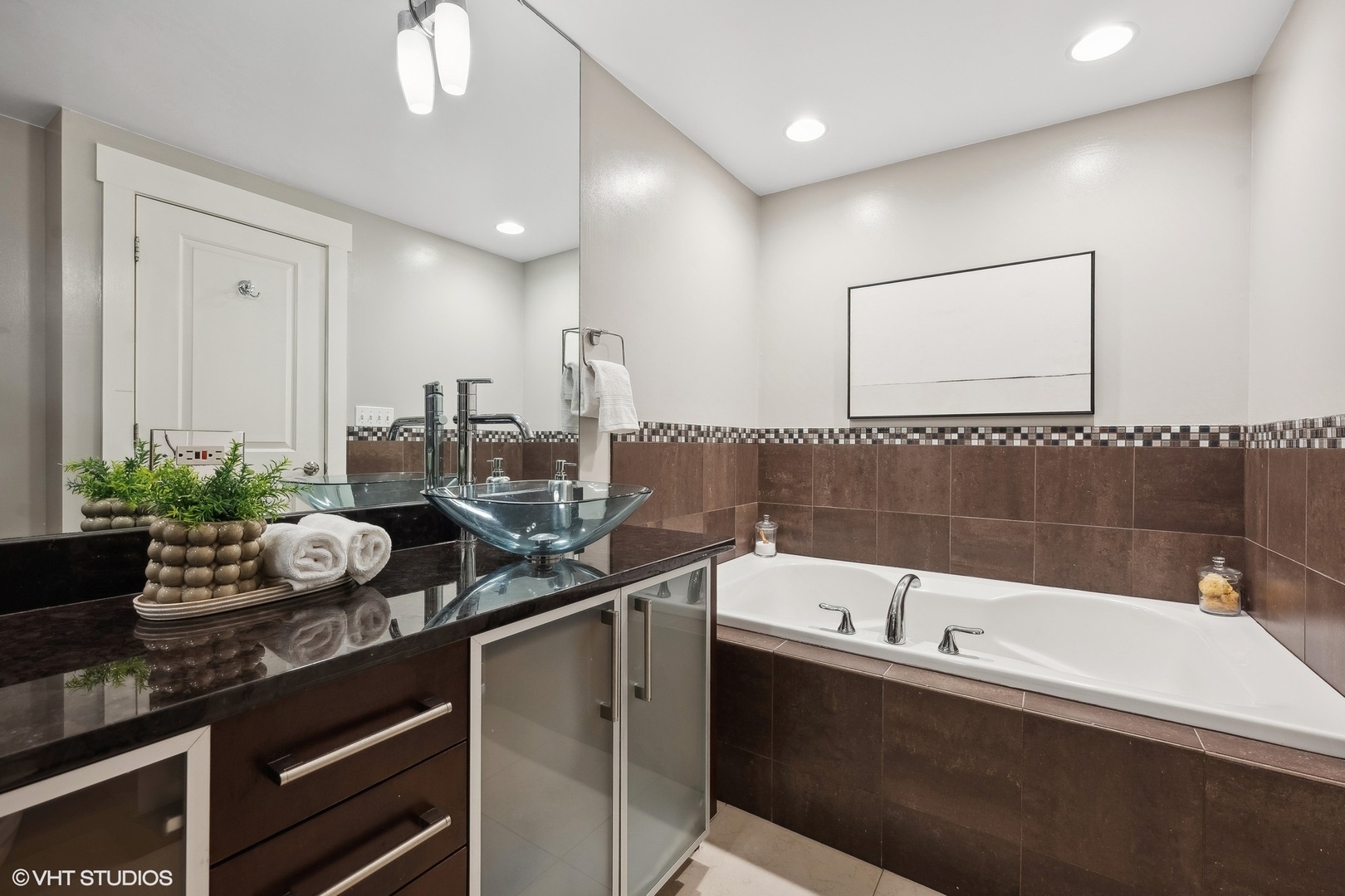 1040 N Paulina Street Unit: 1F