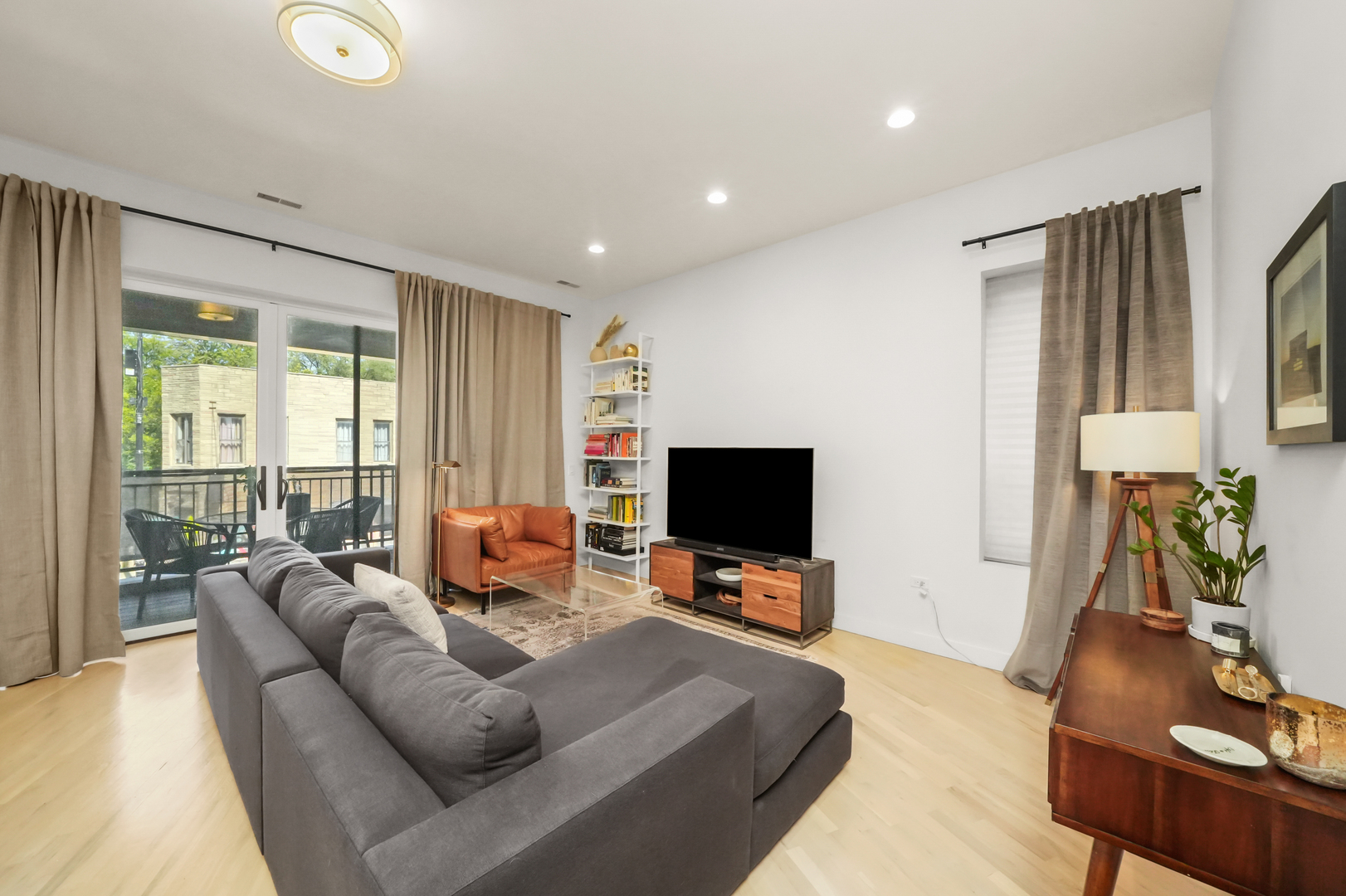 2505 W Carmen Avenue Unit: 201