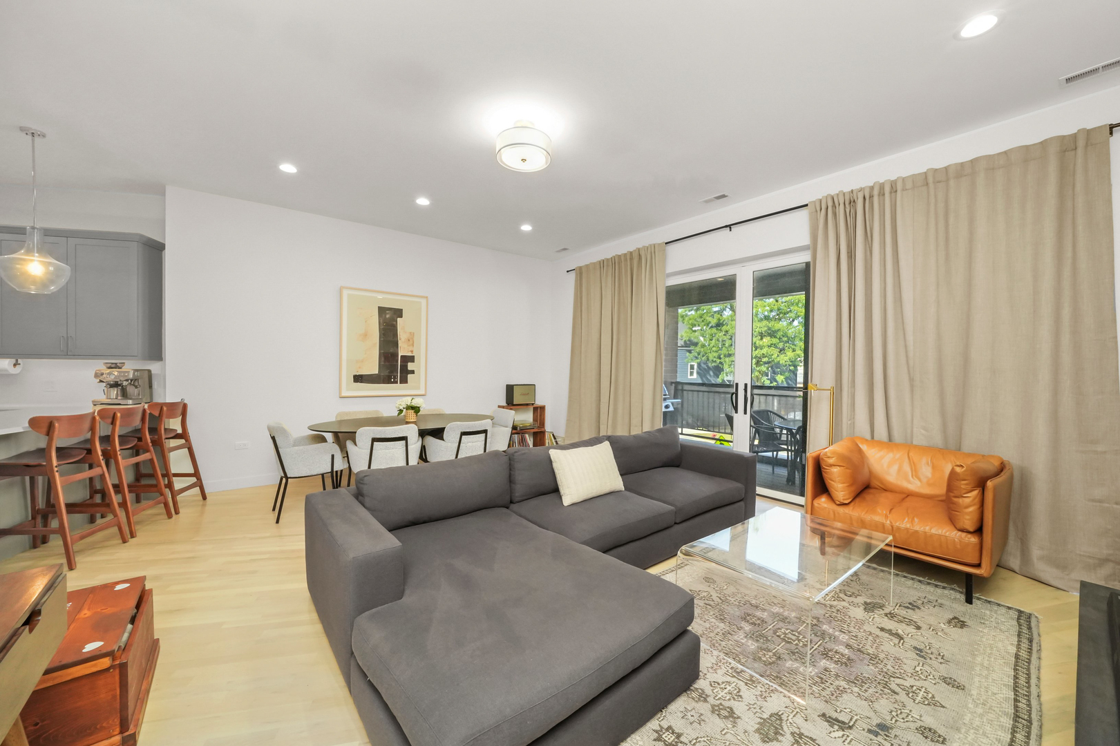 2505 W Carmen Avenue Unit: 201