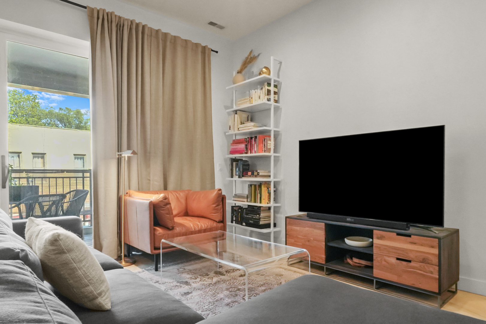 2505 W Carmen Avenue Unit: 201