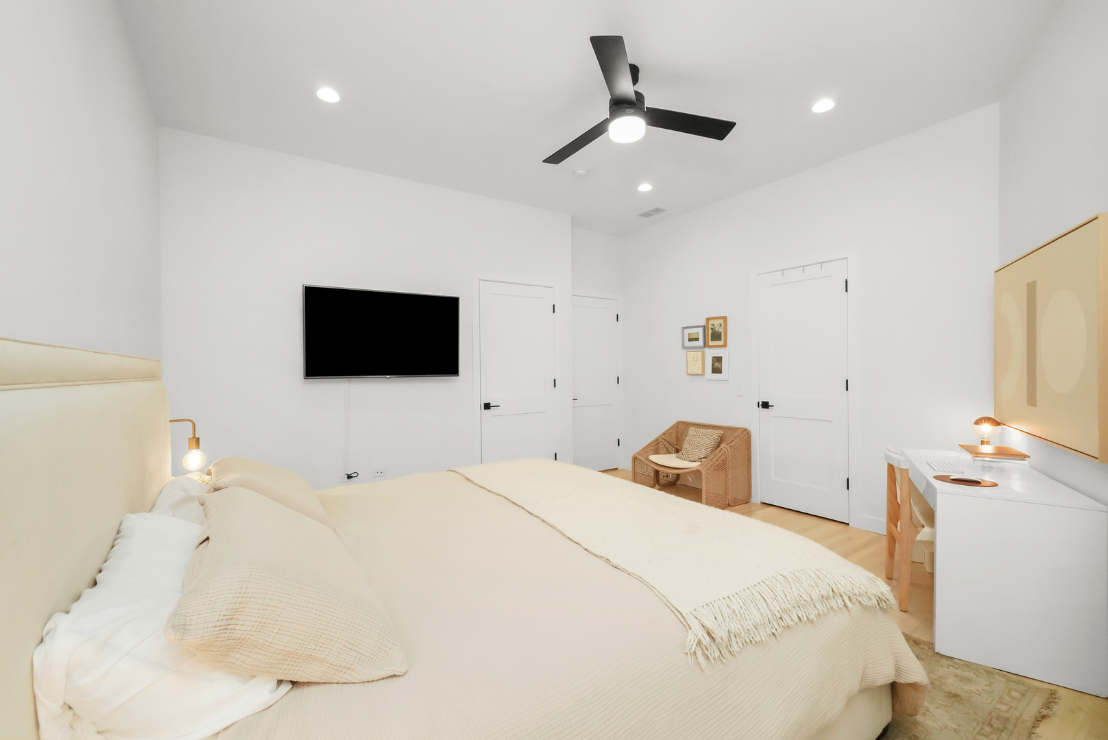 2505 W Carmen Avenue Unit: 201