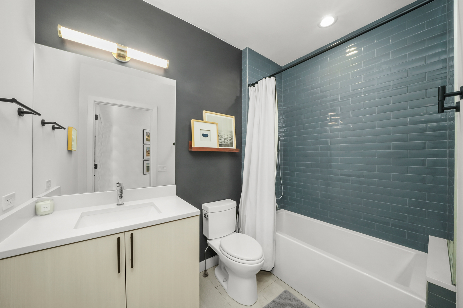 2505 W Carmen Avenue Unit: 201