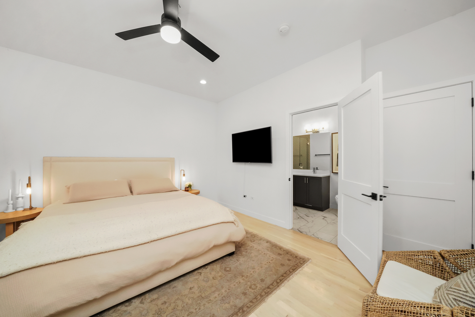 2505 W Carmen Avenue Unit: 201