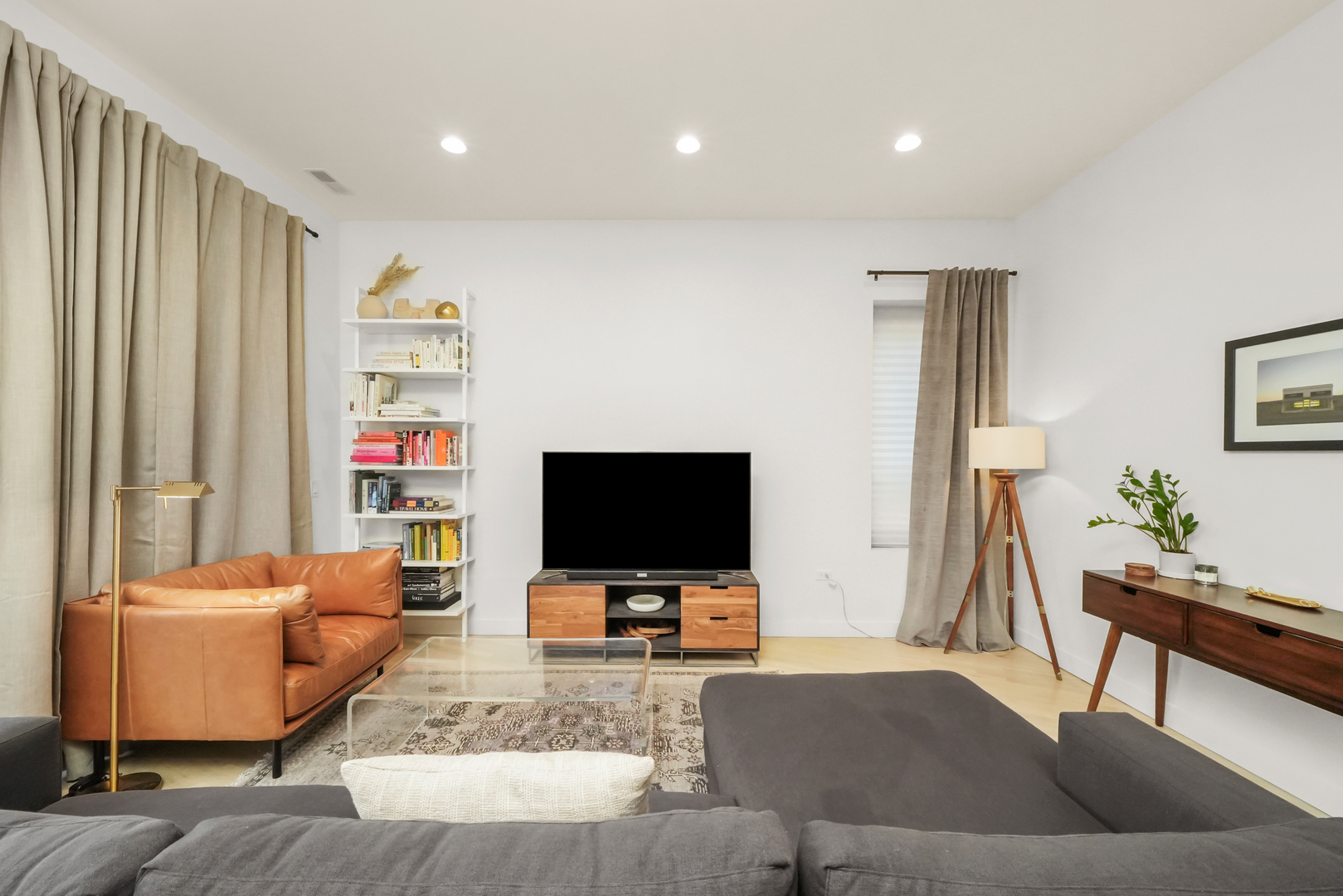 2505 W Carmen Avenue Unit: 201