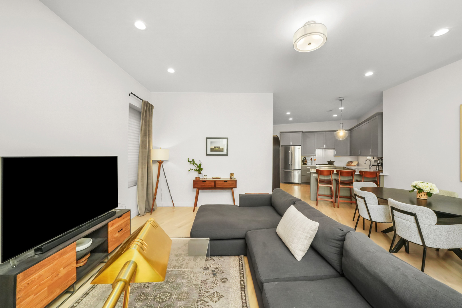 2505 W Carmen Avenue Unit: 201