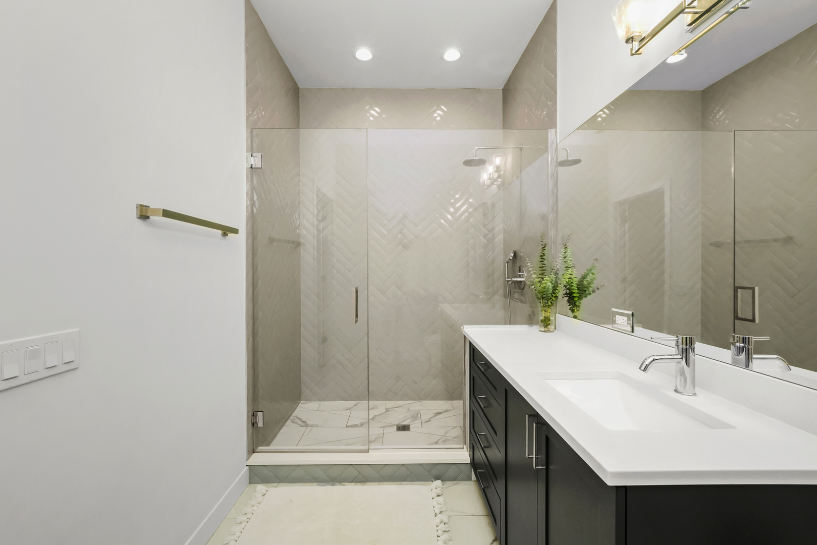 2505 W Carmen Avenue Unit: 201