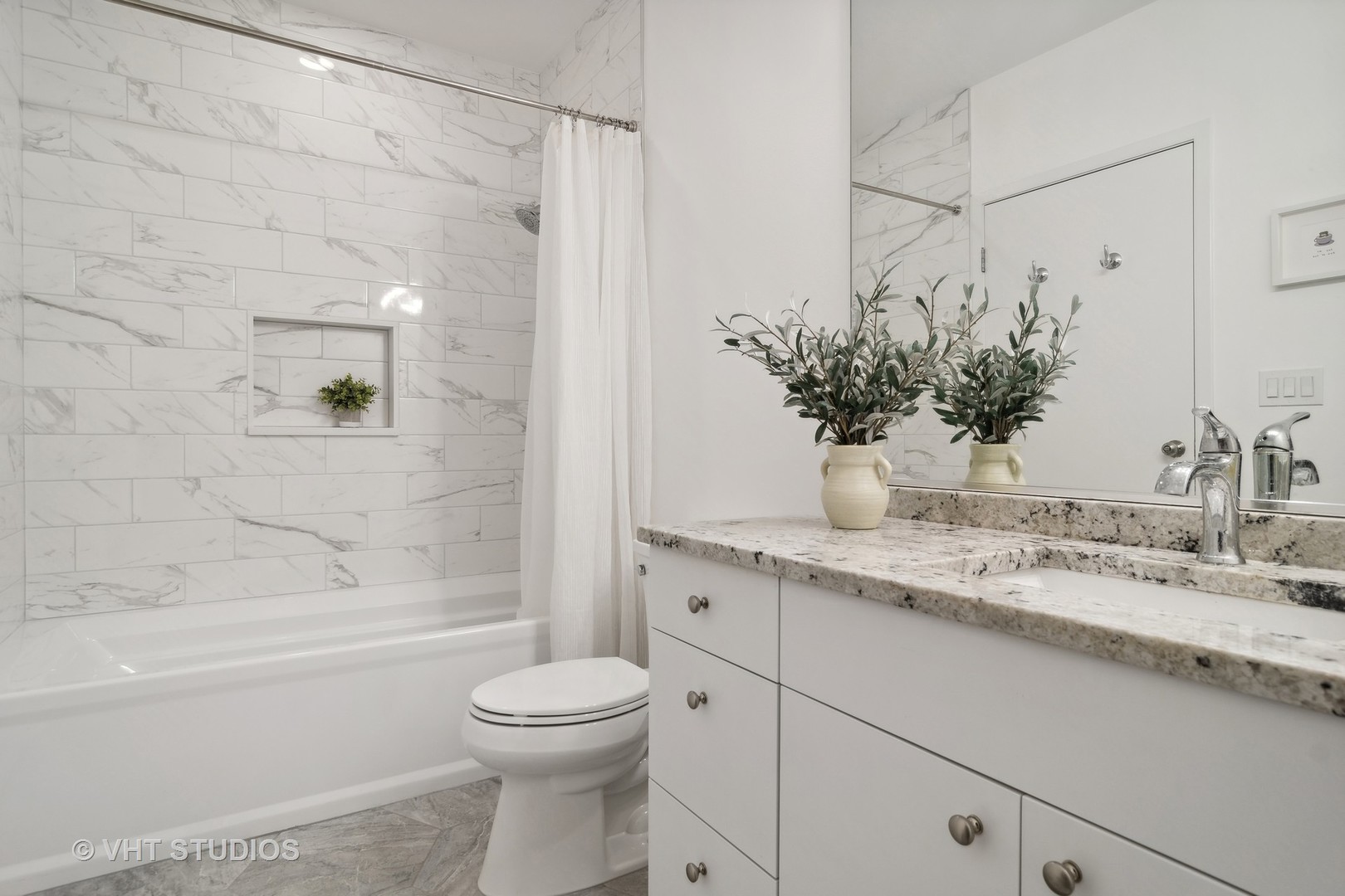 547 S Clark Street Unit: 606