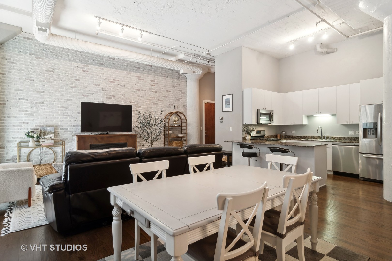547 S Clark Street Unit: 606