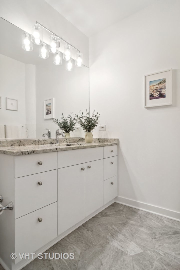 547 S Clark Street Unit: 606