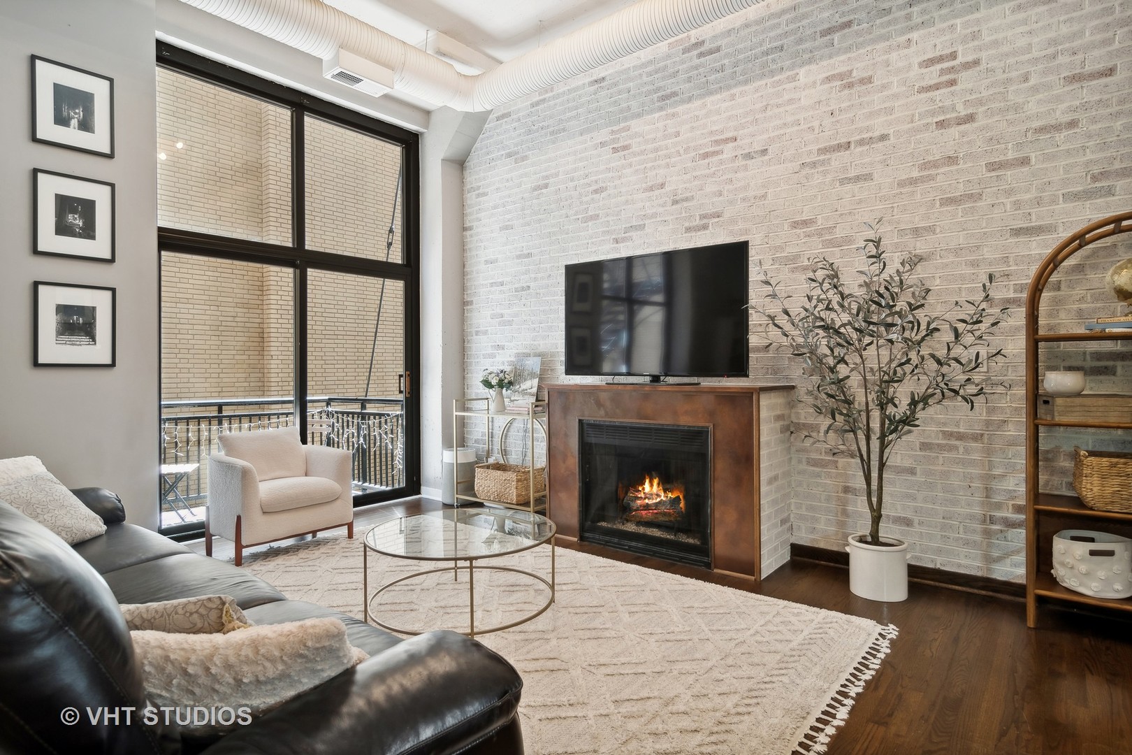 547 S Clark Street Unit: 606