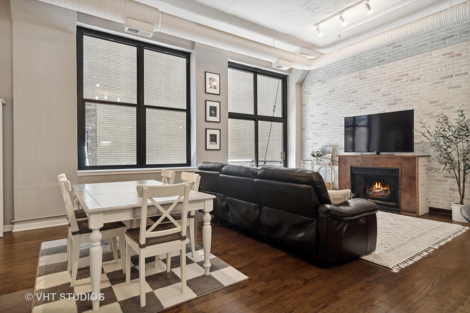 547 S Clark Street Unit: 606