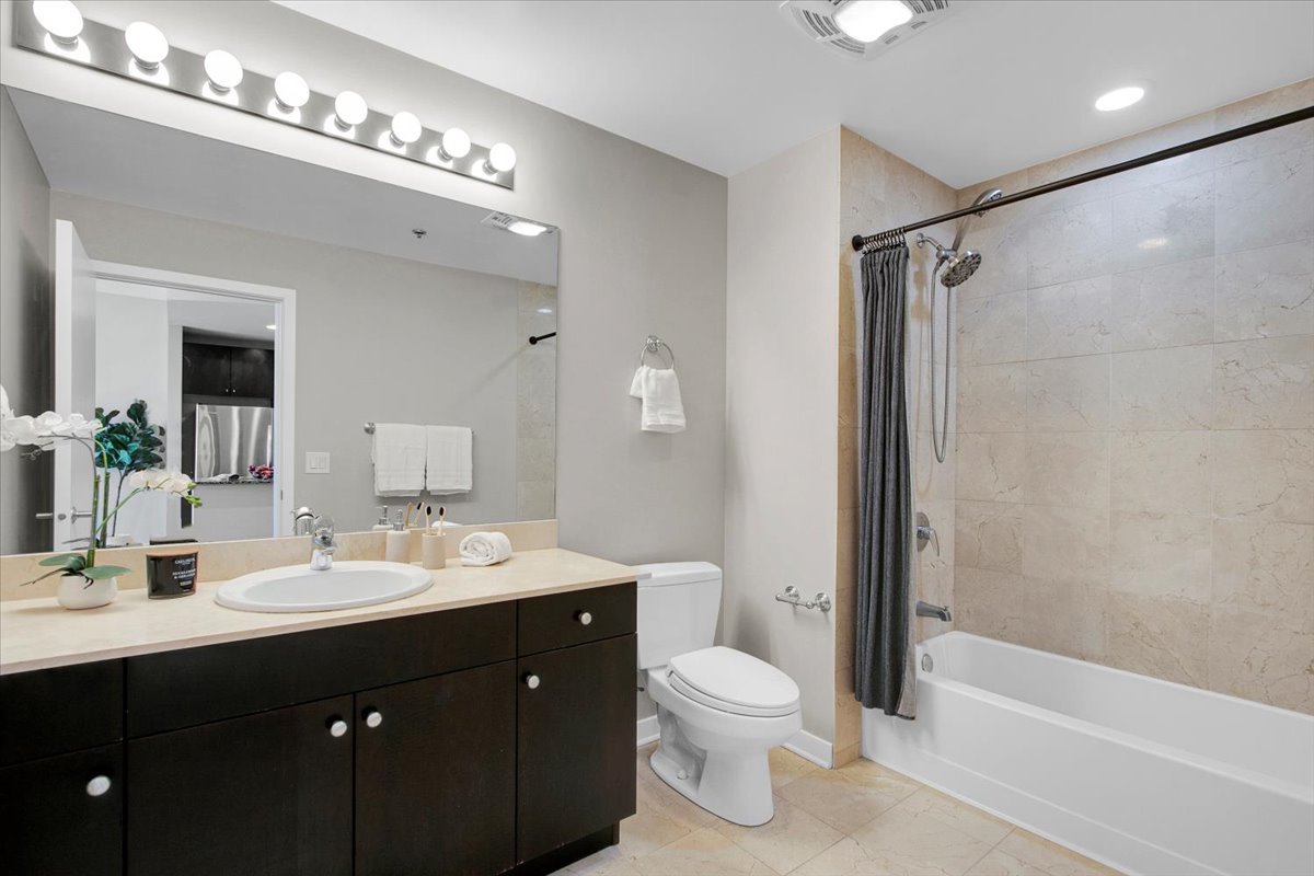 303 W Ohio Street Unit: 2009