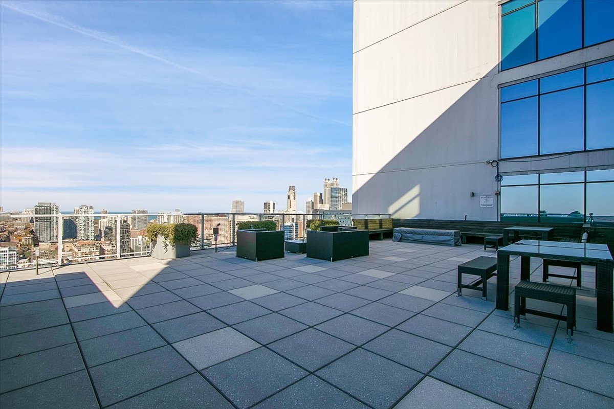 303 W Ohio Street Unit: 2009