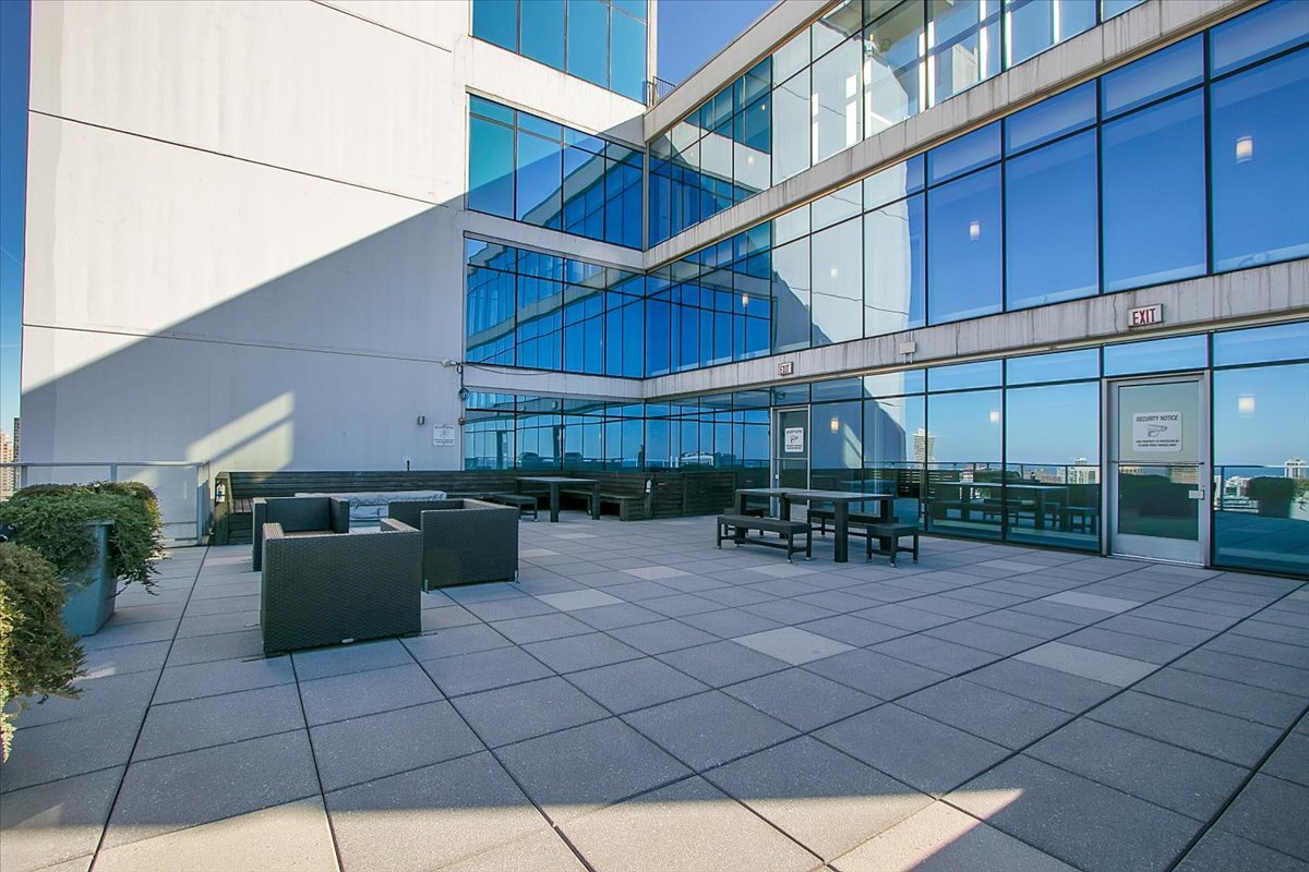 303 W Ohio Street Unit: 2009