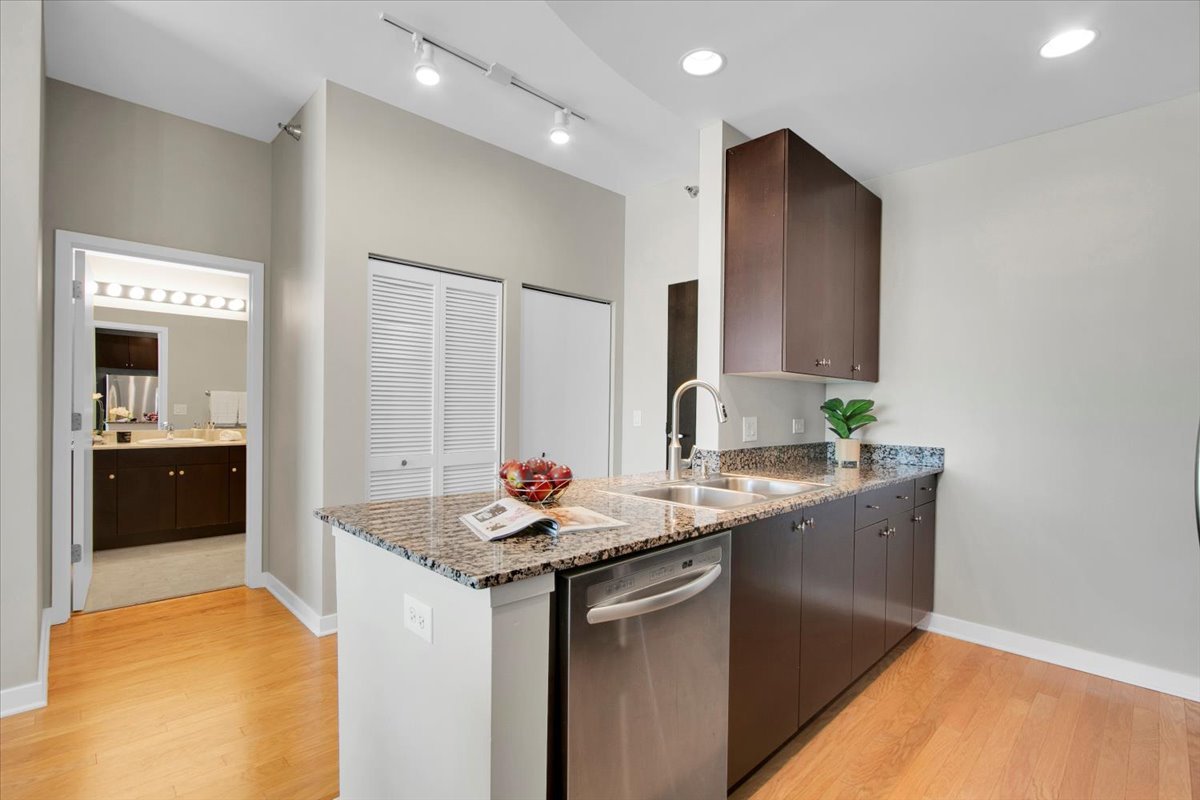 303 W Ohio Street Unit: 2009