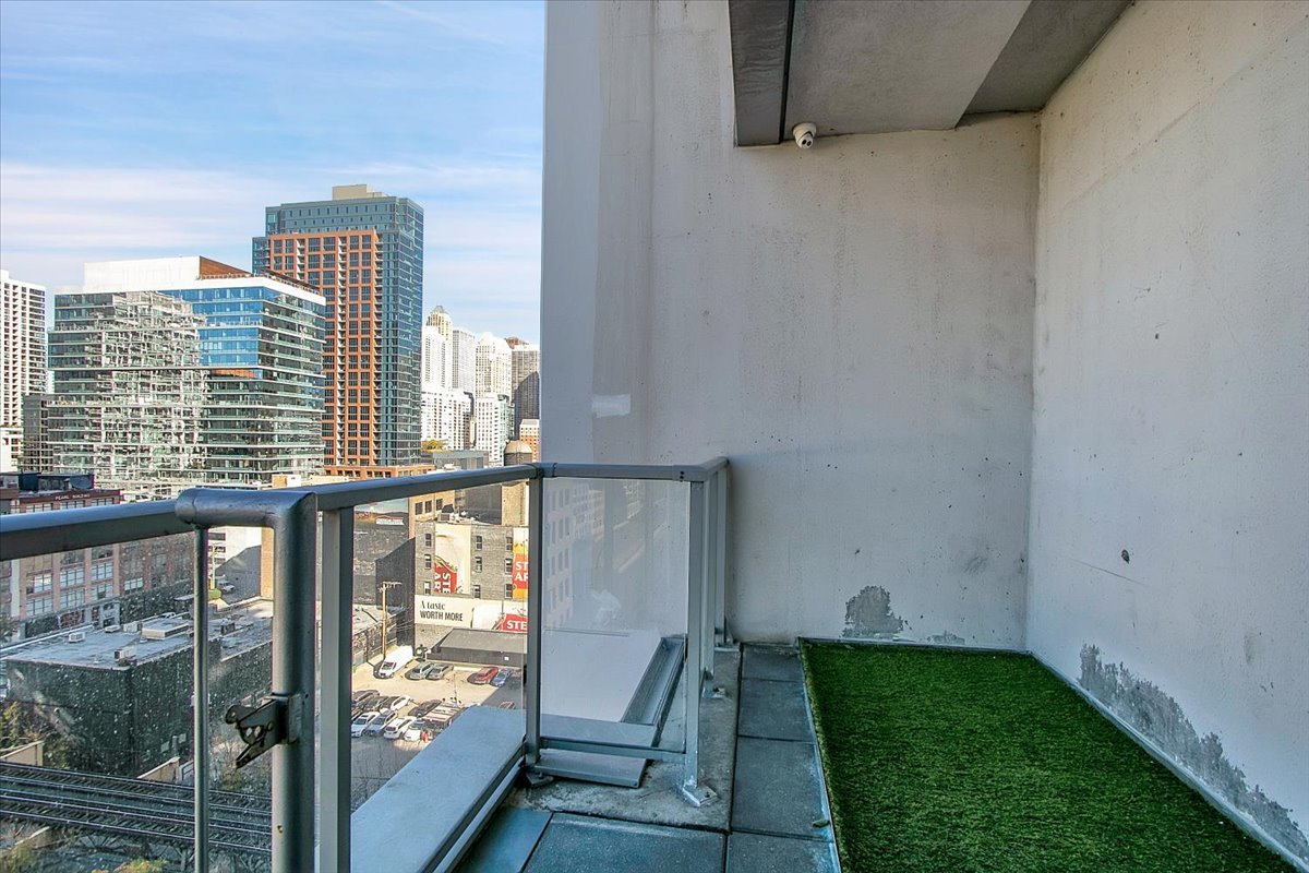 303 W Ohio Street Unit: 2009