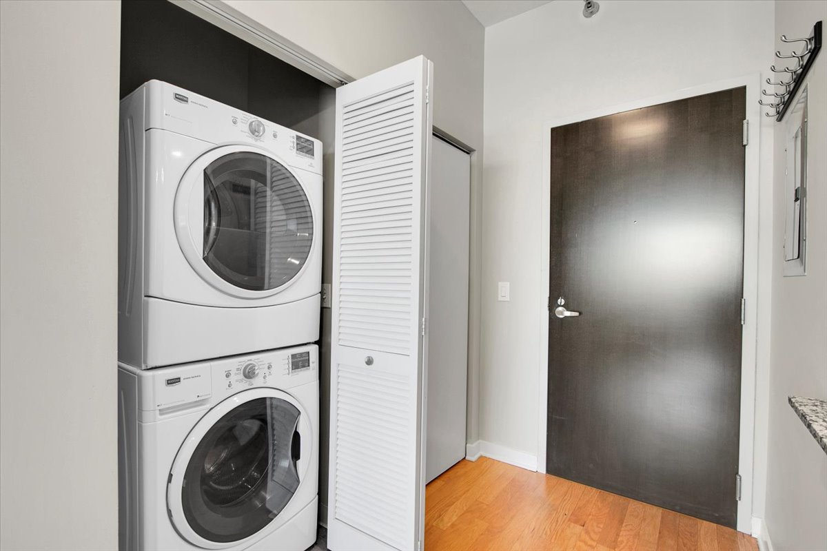 303 W Ohio Street Unit: 2009