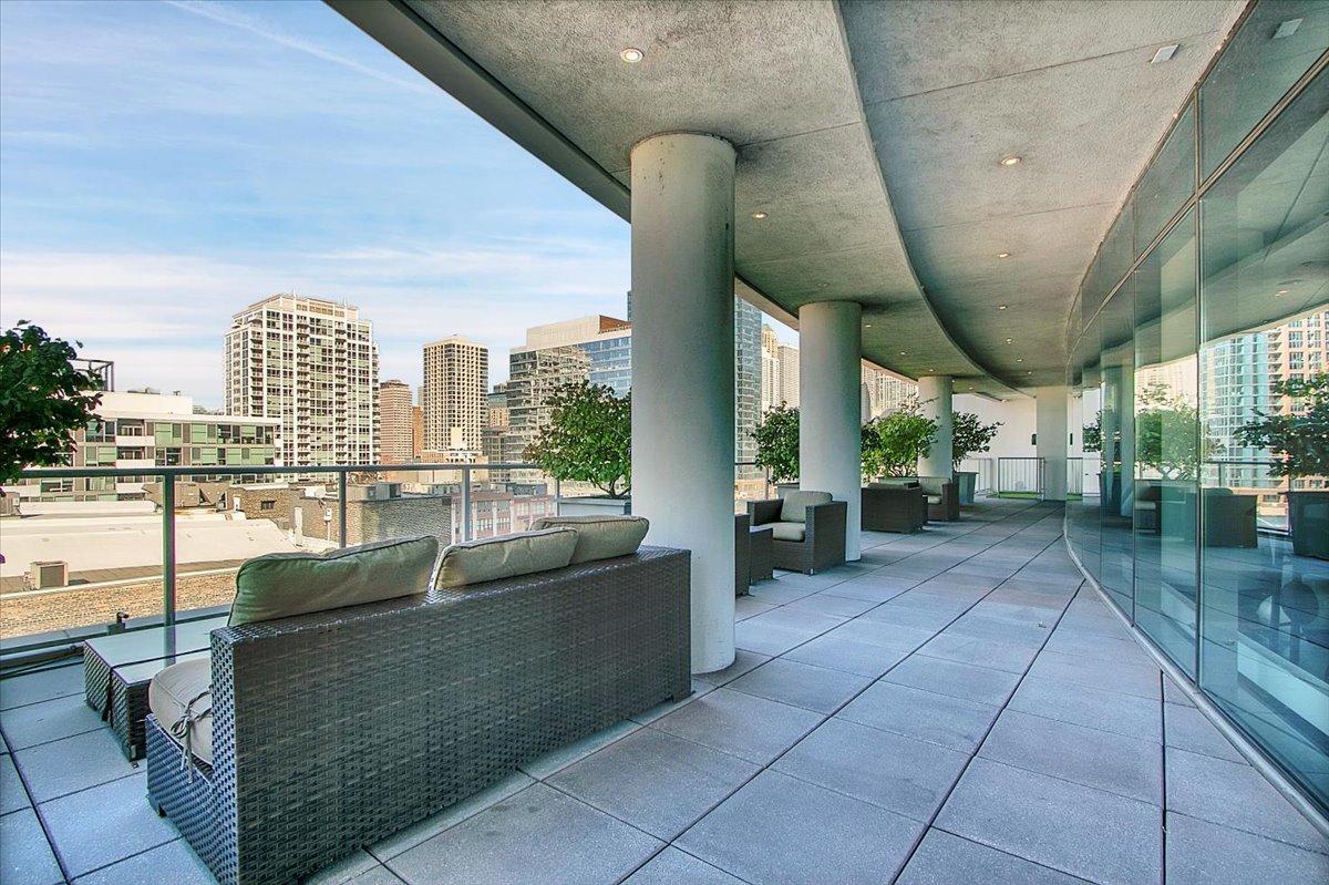 303 W Ohio Street Unit: 2009