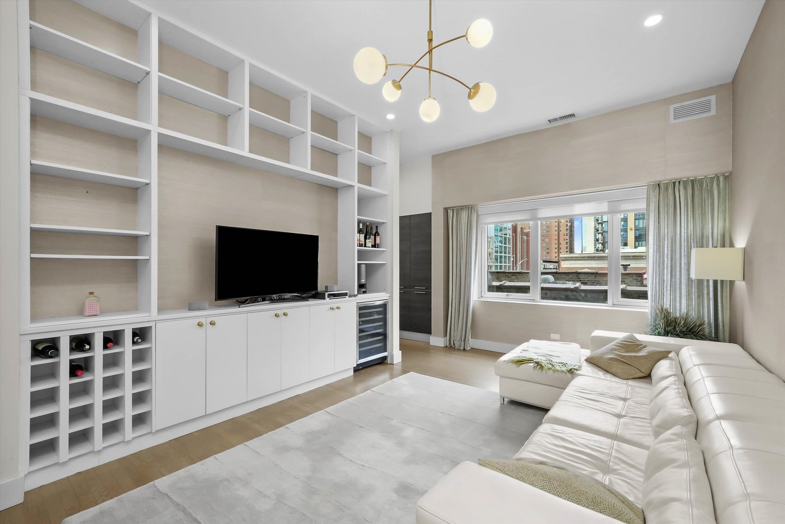 747 N Clark Street Unit: 301