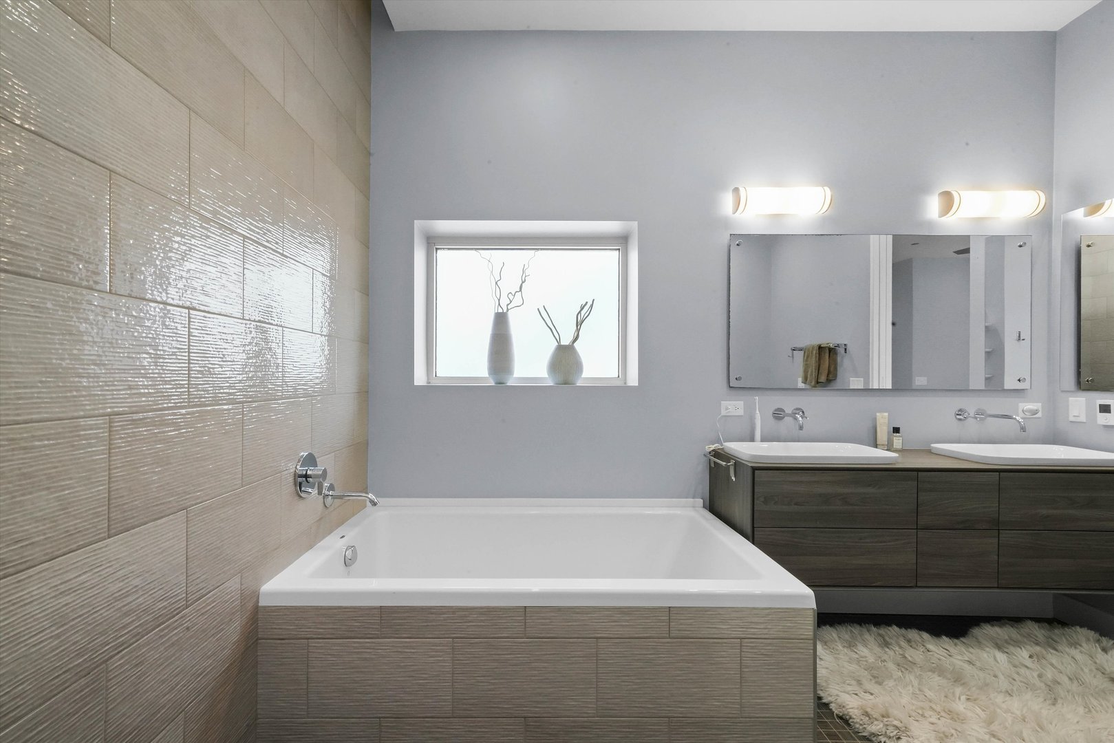 747 N Clark Street Unit: 301