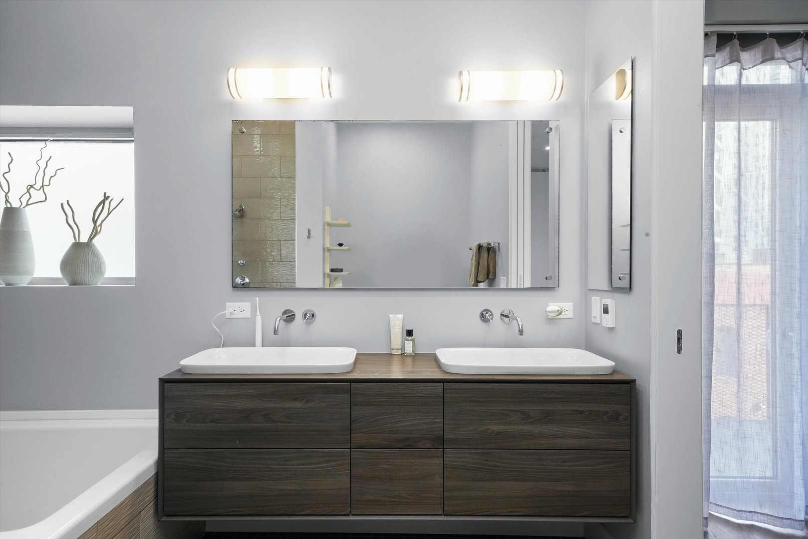 747 N Clark Street Unit: 301