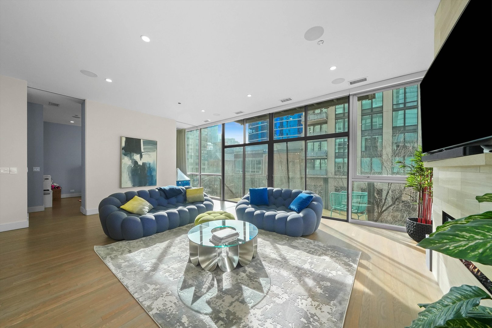 747 N Clark Street Unit: 301