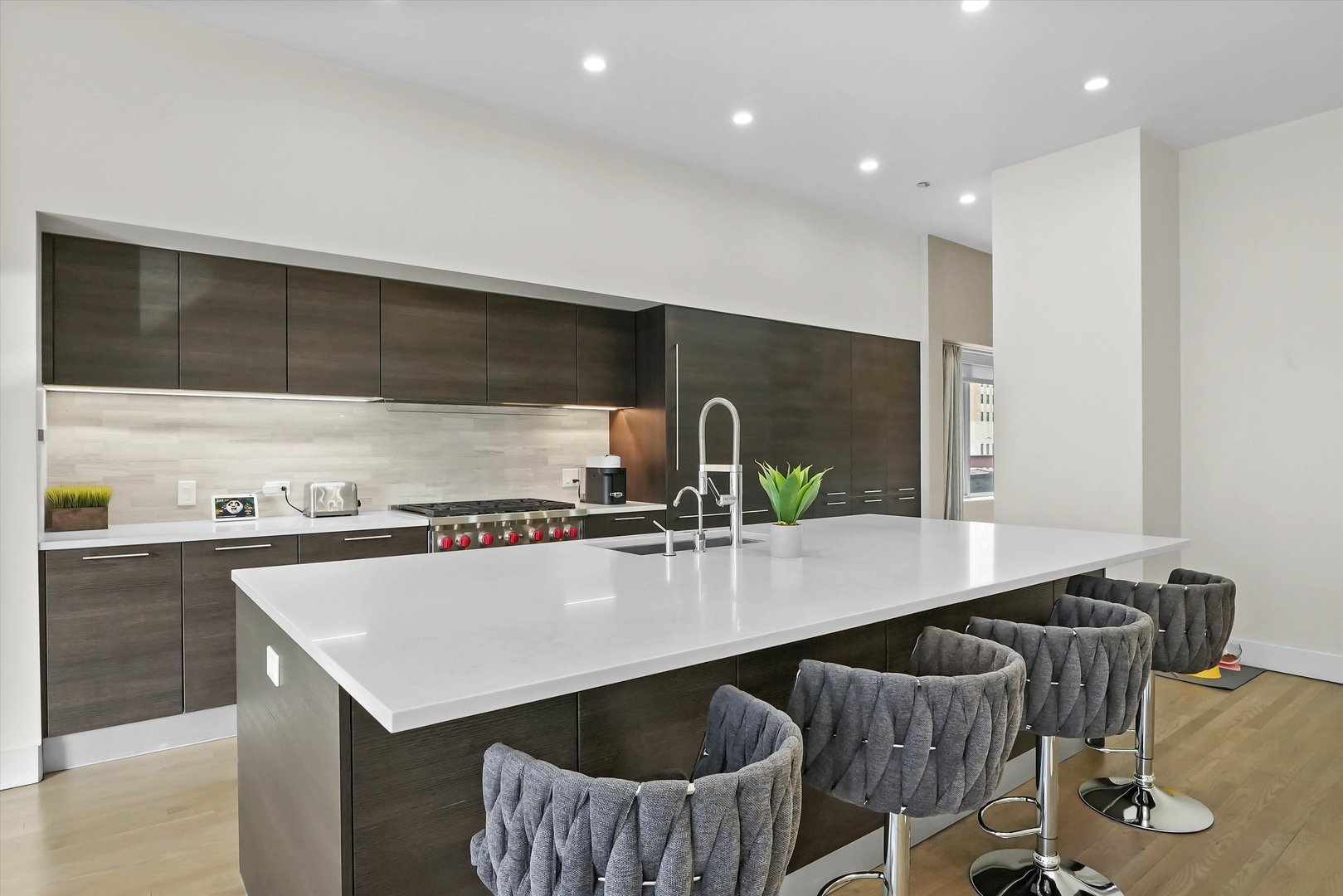 747 N Clark Street Unit: 301