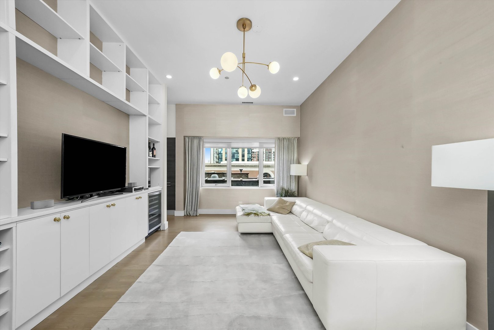 747 N Clark Street Unit: 301