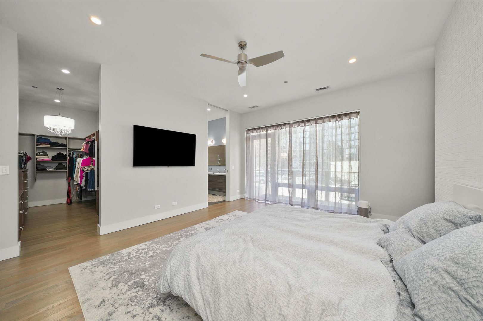 747 N Clark Street Unit: 301