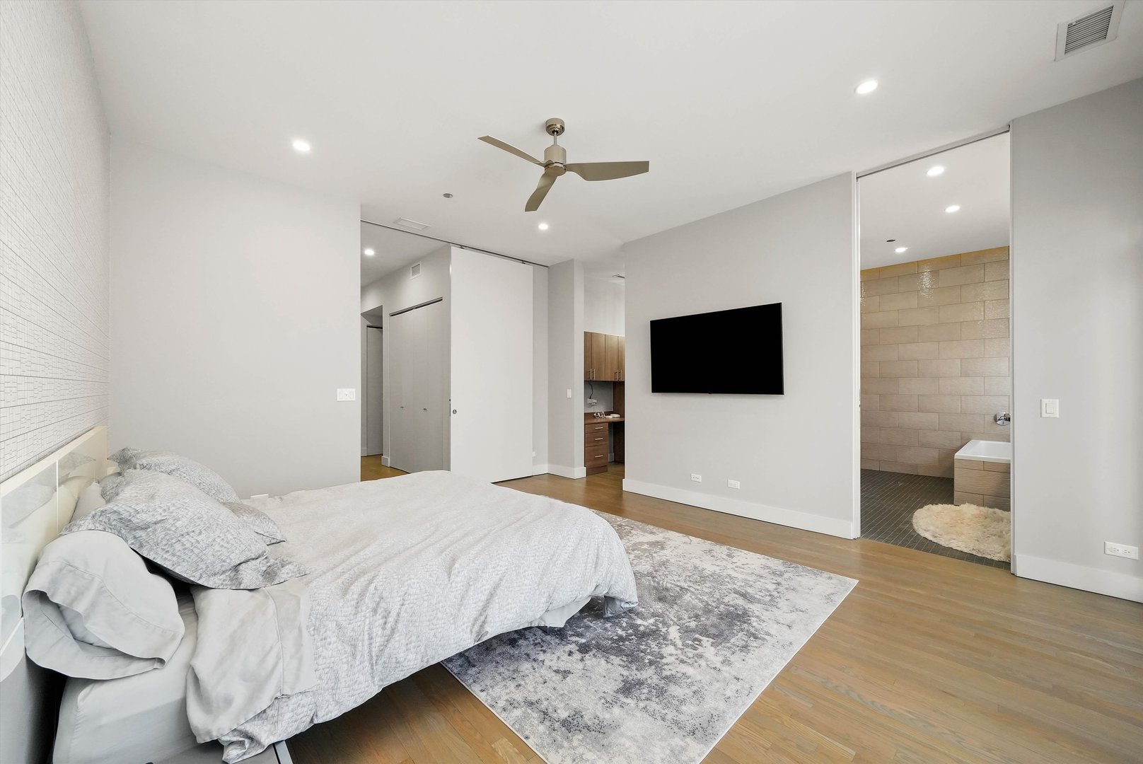 747 N Clark Street Unit: 301