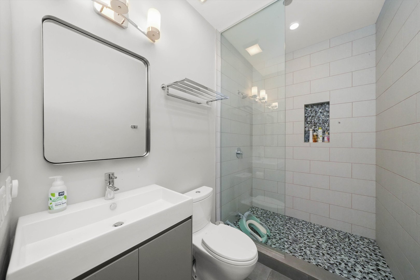 747 N Clark Street Unit: 301