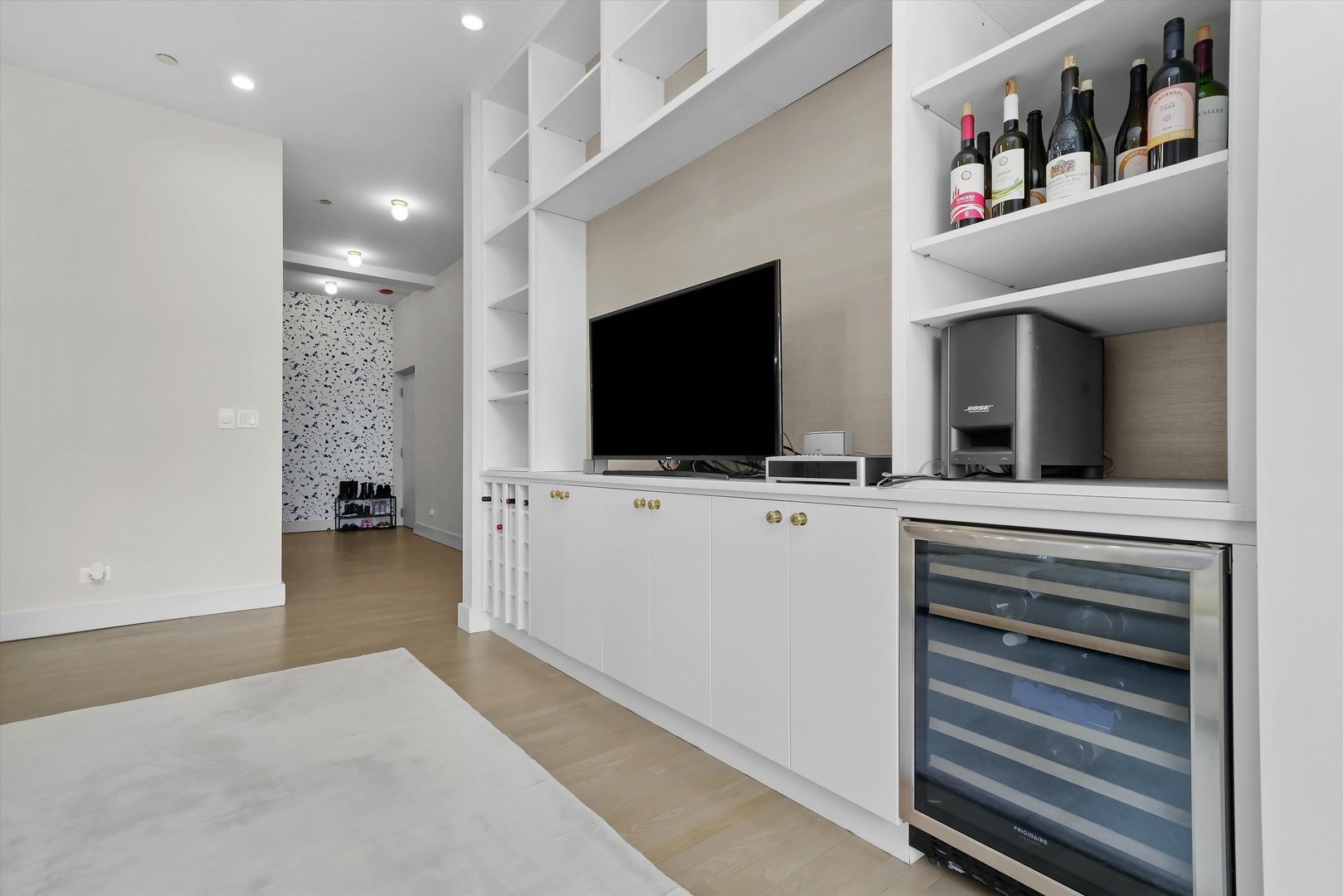 747 N Clark Street Unit: 301
