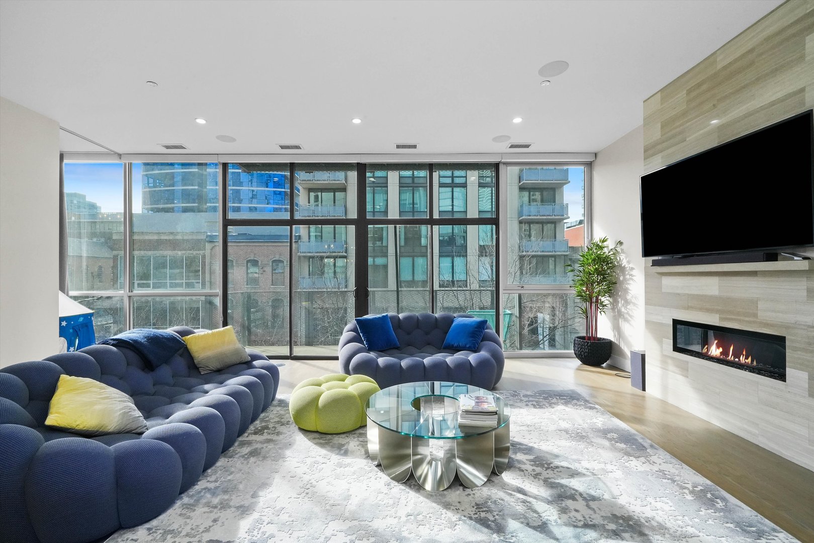 747 N Clark Street Unit: 301