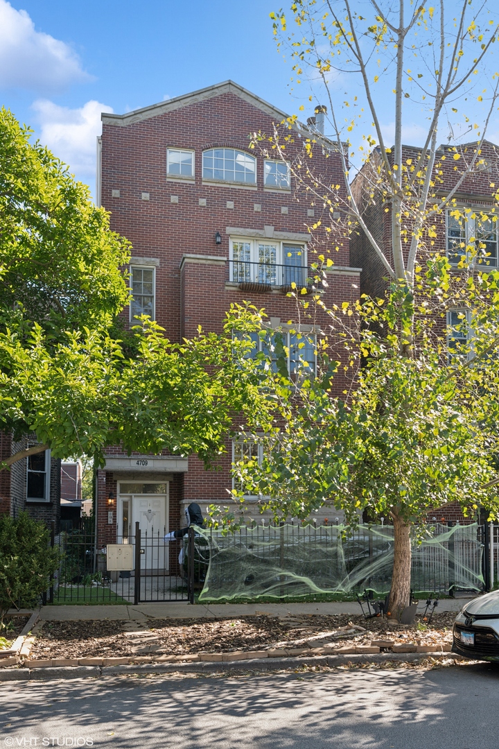 4709 N Rockwell Street Unit: 3